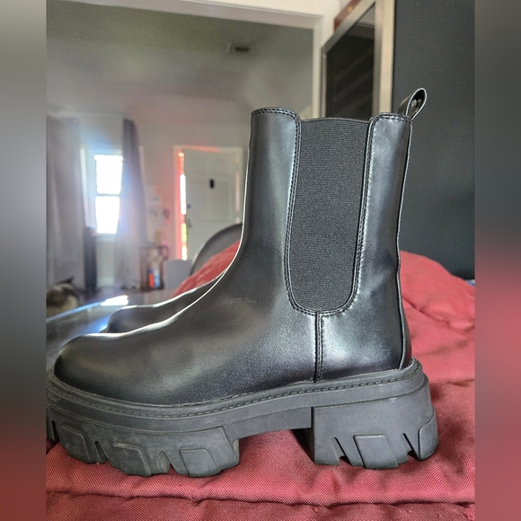 Oak & Fort Black Leather Bootie. - Picture 8 of 8